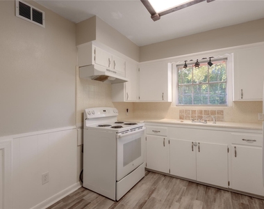 818 University Avenue - Photo Thumbnail 8