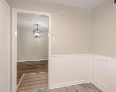 818 University Avenue - Photo Thumbnail 10