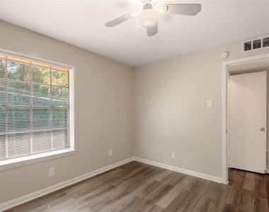 818 University Avenue - Photo Thumbnail 16