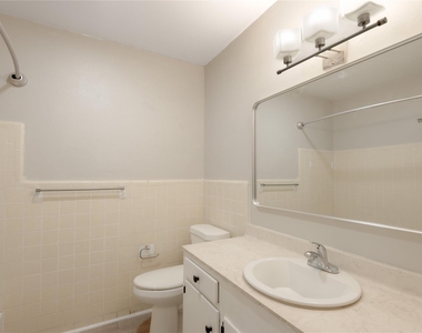 818 University Avenue - Photo Thumbnail 14