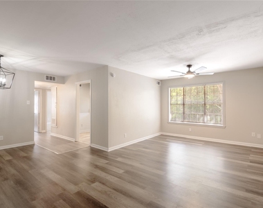 818 University Avenue - Photo Thumbnail 3