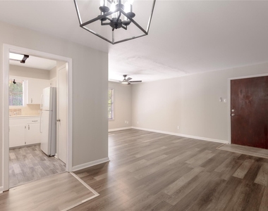 818 University Avenue - Photo Thumbnail 7