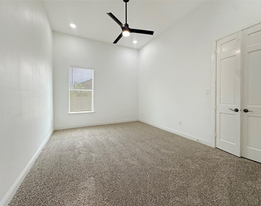 306 Stiles Street - Photo Thumbnail 3