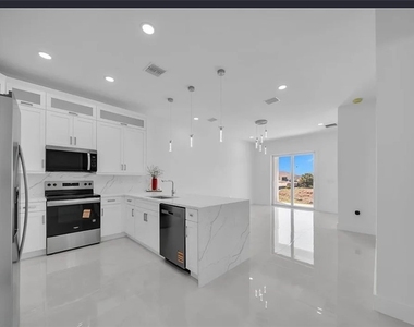 320 Poplar Street - Photo Thumbnail 2