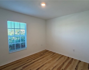 2901 Nw 18th Place - Photo Thumbnail 9