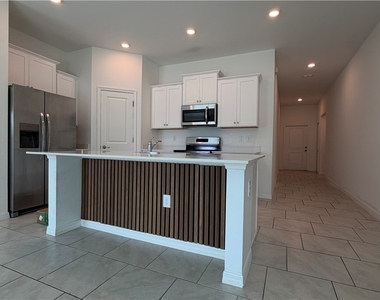2901 Nw 18th Place - Photo Thumbnail 3