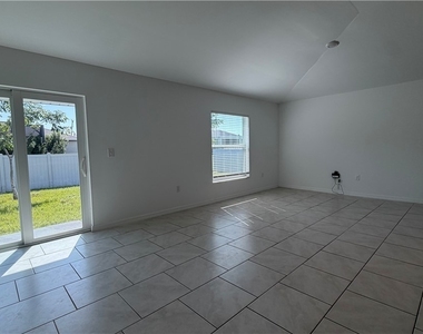 2901 Nw 18th Place - Photo Thumbnail 4