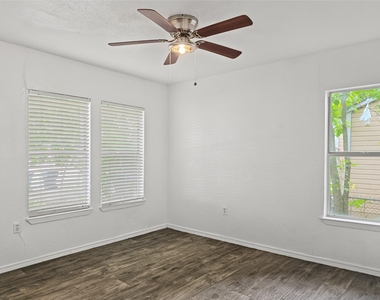 4114 Clover Street - Photo Thumbnail 8