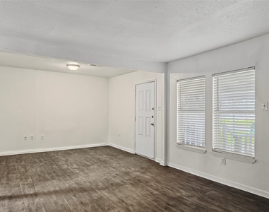 4114 Clover Street - Photo Thumbnail 3