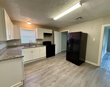 308 Bennett - Photo Thumbnail 3