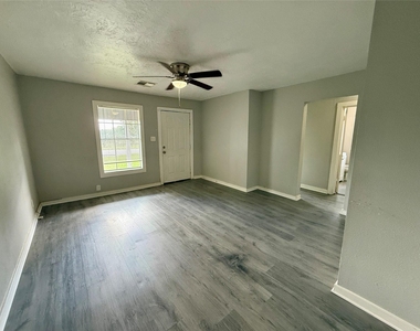308 Bennett - Photo Thumbnail 13