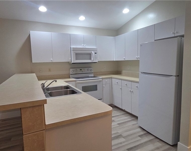 1013 Se 12th Terrace - Photo Thumbnail 2