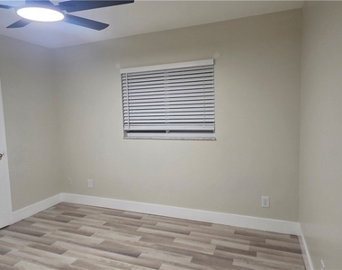 1013 Se 12th Terrace - Photo Thumbnail 11