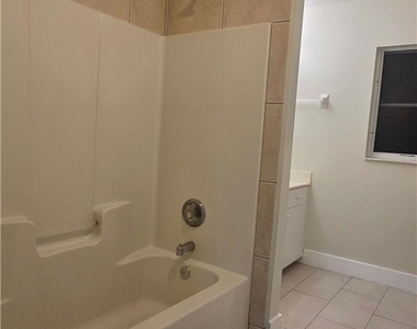 1013 Se 12th Terrace - Photo Thumbnail 8