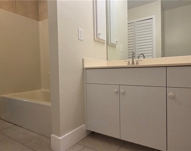 1013 Se 12th Terrace - Photo Thumbnail 9