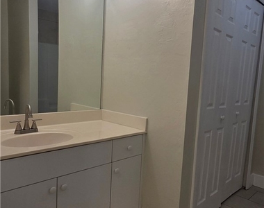 1013 Se 12th Terrace - Photo Thumbnail 13