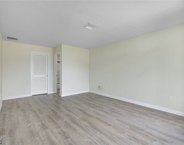 1202 Se 14th Terrace - Photo Thumbnail 10