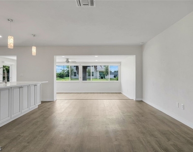 1202 Se 14th Terrace - Photo Thumbnail 8