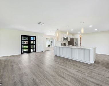 1202 Se 14th Terrace - Photo Thumbnail 1