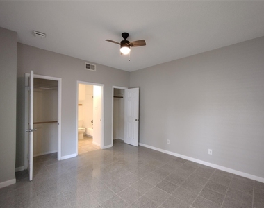 10855 Meadowglen Lane - Photo Thumbnail 5