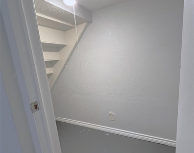 1127 Walling Street - Photo Thumbnail 13