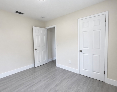 1111 Cherokee Avenue - Photo Thumbnail 11