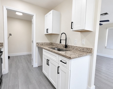 1111 Cherokee Avenue - Photo Thumbnail 5