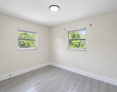 1111 Cherokee Avenue - Photo Thumbnail 10