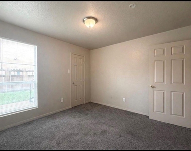 8100 Creekbend Drive - Photo Thumbnail 6