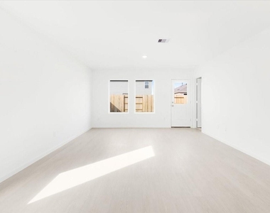 18606 Tulip Creek Drive - Photo Thumbnail 2