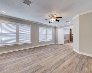 411 Lindale Street - Photo Thumbnail 8
