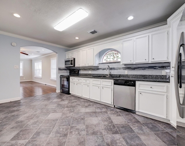 411 Lindale Street - Photo Thumbnail 5