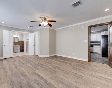 411 Lindale Street - Photo Thumbnail 7
