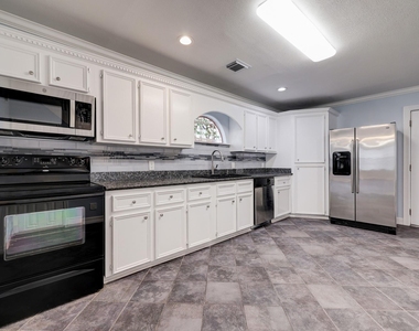 411 Lindale Street - Photo Thumbnail 6