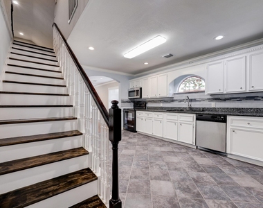 411 Lindale Street - Photo Thumbnail 4