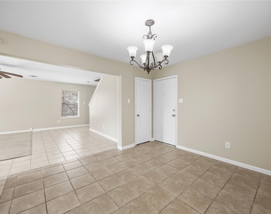 802 Oak West Drive - Photo Thumbnail 4