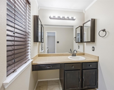 802 Oak West Drive - Photo Thumbnail 11