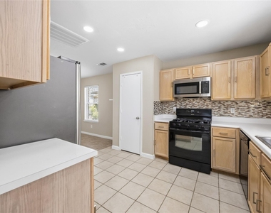 802 Oak West Drive - Photo Thumbnail 5