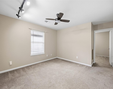 802 Oak West Drive - Photo Thumbnail 7