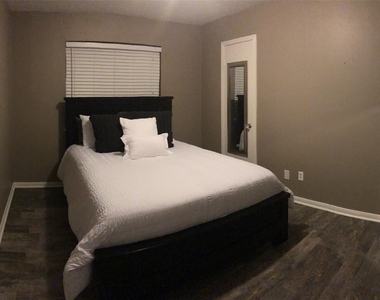 12012 S Blackjack Oak Circle - Photo Thumbnail 4
