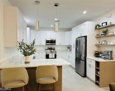 3911 Ne 16th Place - Photo Thumbnail 2