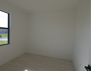 2216 Kenneth Avenue S - Photo Thumbnail 10