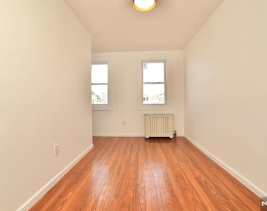 210 Sanford - Photo Thumbnail 11