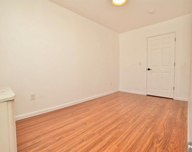210 Sanford - Photo Thumbnail 15