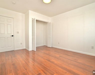 210 Sanford - Photo Thumbnail 10
