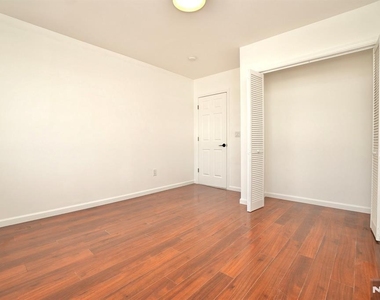 210 Sanford - Photo Thumbnail 9