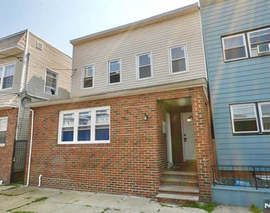 210 Sanford - Photo Thumbnail 1