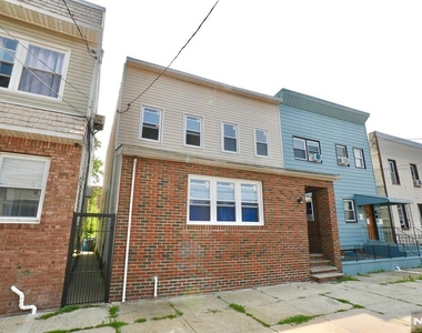 210 Sanford - Photo Thumbnail 17