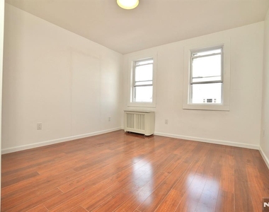 210 Sanford - Photo Thumbnail 8