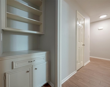 1406 Pinecroft Drive - Photo Thumbnail 7